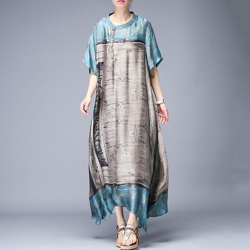 Kurzärmliges Sommerkleid Mit Unregelmäßigem Stehkragen Und Seidendruck