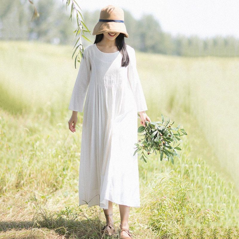 Ländliches Modekleid Aus Weißem Leinen Mit Langen Ärmeln