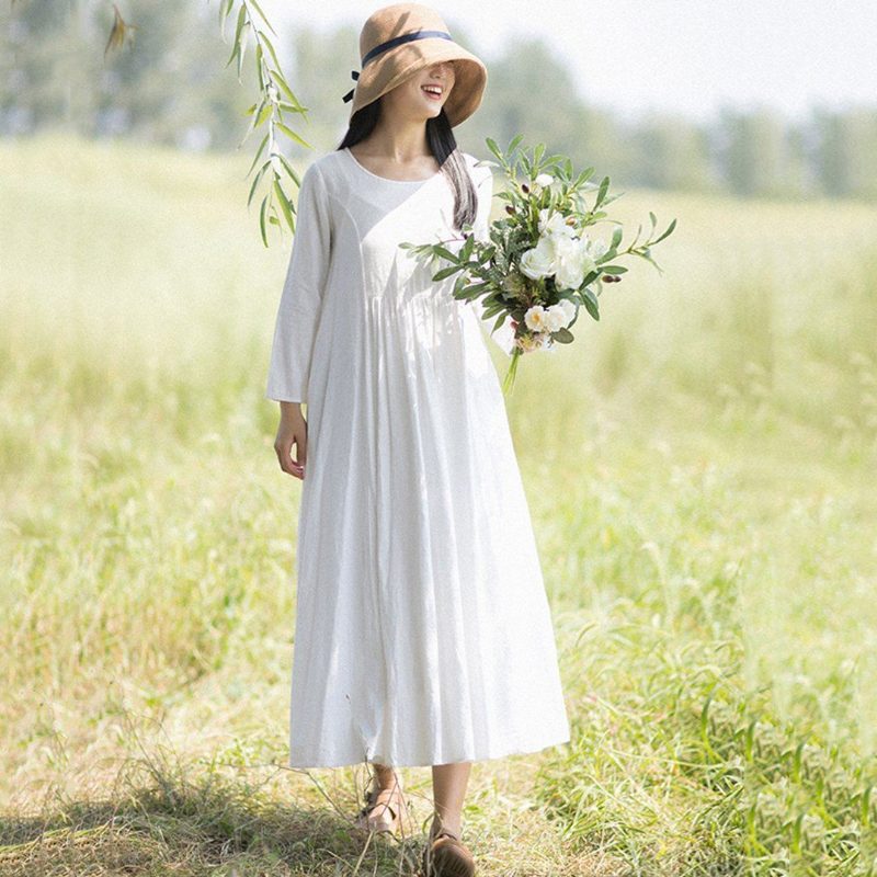 Ländliches Modekleid Aus Weißem Leinen Mit Langen Ärmeln