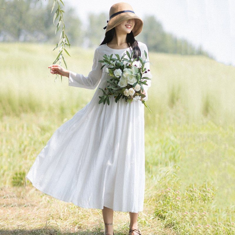 Ländliches Modekleid Aus Weißem Leinen Mit Langen Ärmeln