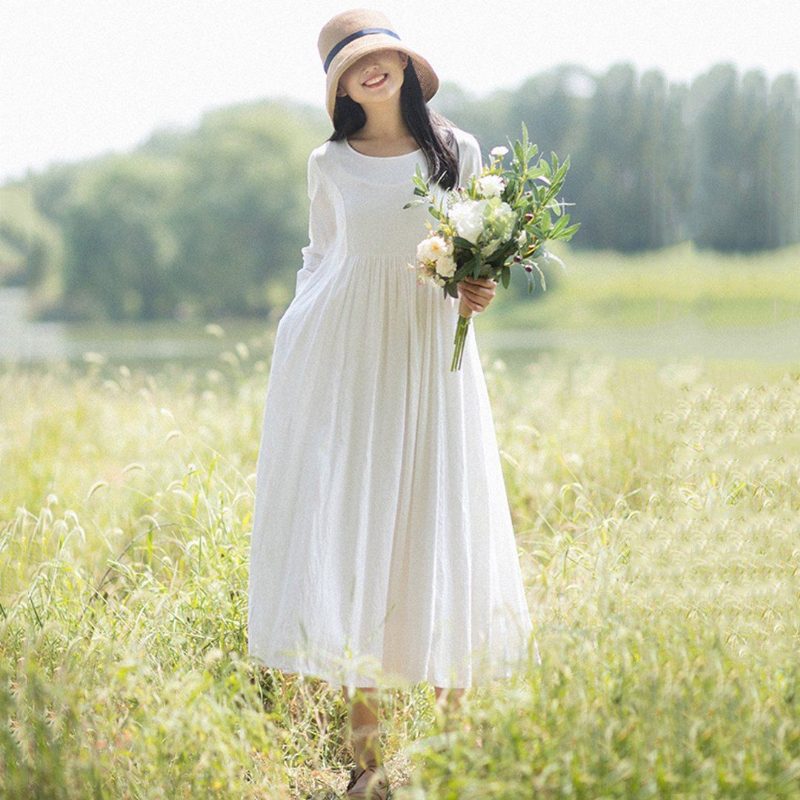 Ländliches Modekleid Aus Weißem Leinen Mit Langen Ärmeln