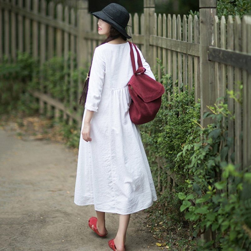 Ländliches Modekleid Aus Weißem Leinen Mit Langen Ärmeln