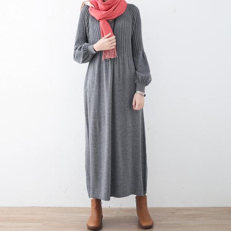 Literarisches Graues Strickpulloverkleid Mit V-ausschnitt Für Den Herbst